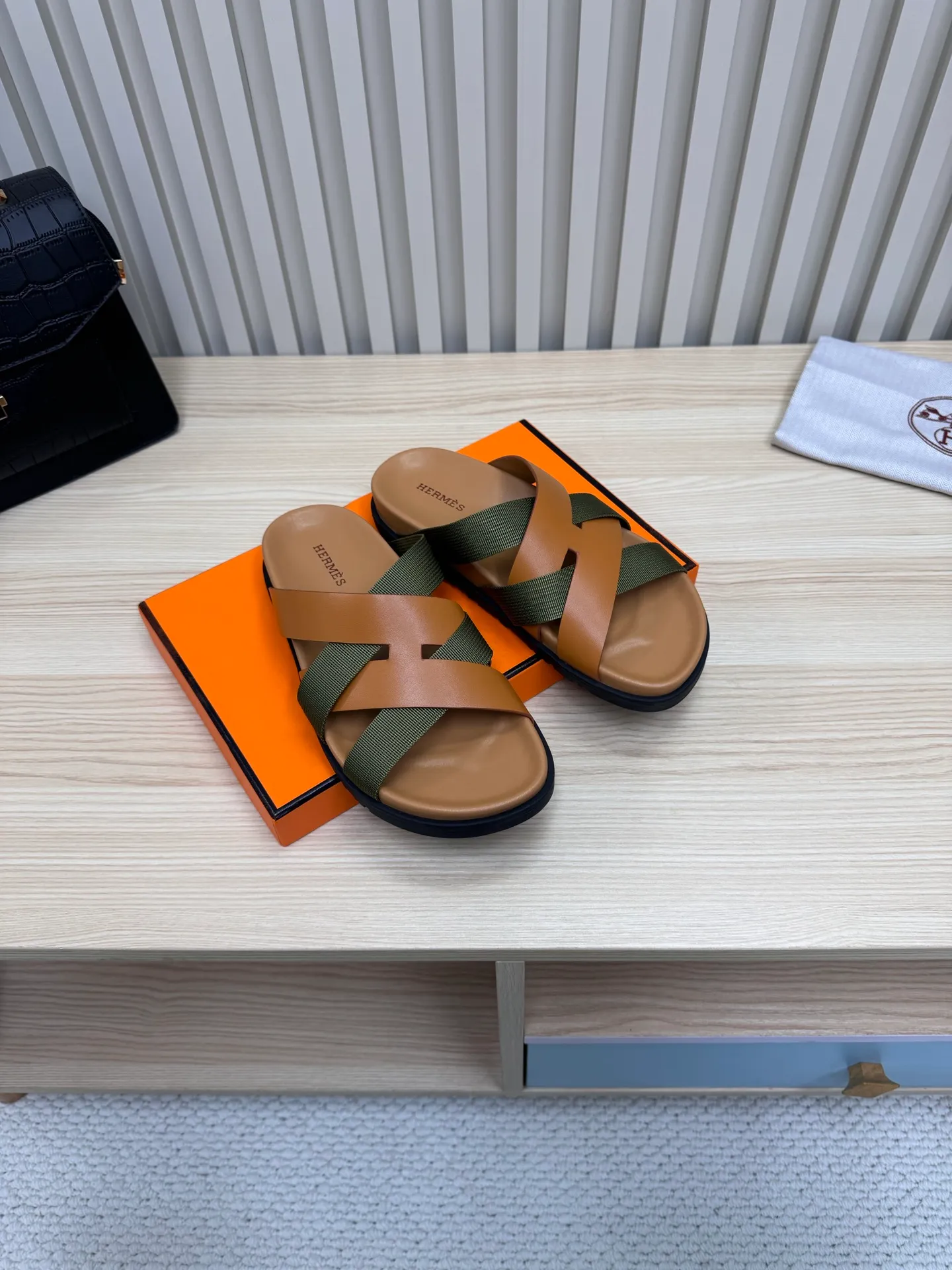 👟👟Ex-factory price 502👟👟 (Top version) Hermes 🐎The extremely popular couple's second uncle slippers/the latest snake print sandals and slippers, paired with various colorful socks, so trendy!  ———————— Upper: imported cowhide/sheep leather/cloth/palmprint leather lining: imported cowhide/sheepskin outsole: Tpu non-slip and wear-resistant outsole Female size: 35-42 (40.41.42 non-returnable and non-exchangeable) Male code: 39-45 (45 non-returnable and non-exchangeable)